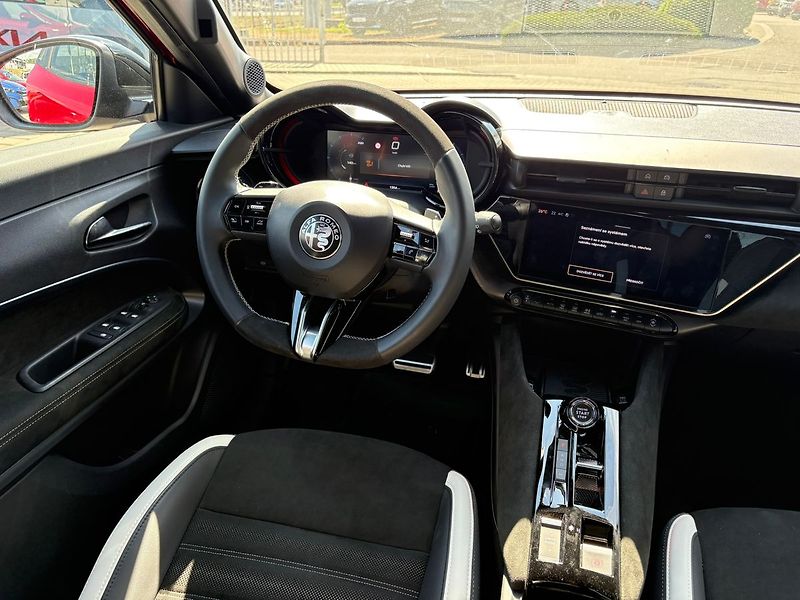Alfa Romeo Junior Ibrida Sport Speciale 1.2 Turb - fotka 14 z 19