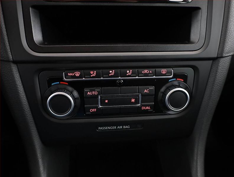 Volkswagen Golf (2010) 1.4 TSI, po STK, rezervace - fotka 10 z 16