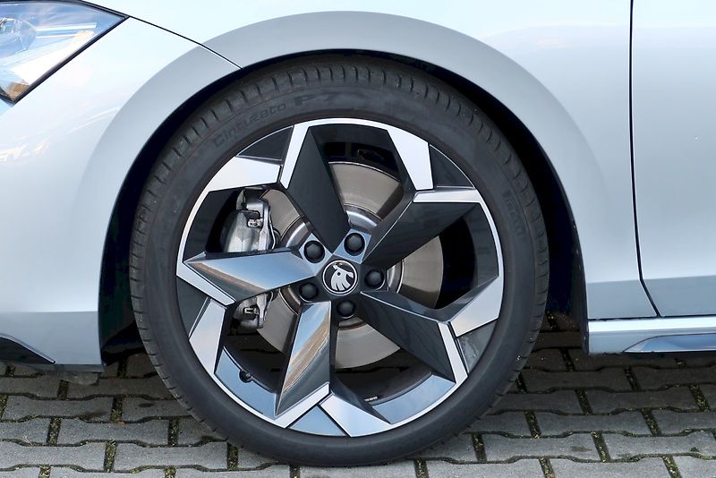 Škoda Superb (2025) Combi SportLine  2,0 TSi/150 k - fotka 32 z 33