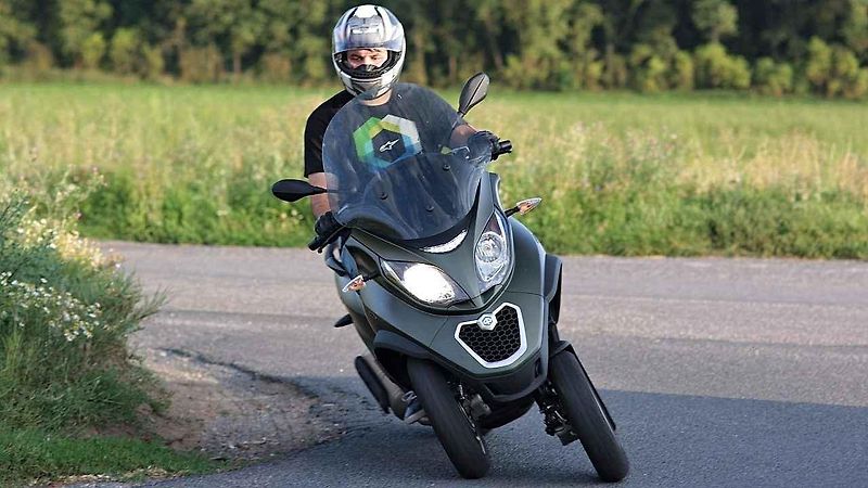 Piaggio MP3 500ie Sport LT (vlevo) a Piaggio Medley 125ie.