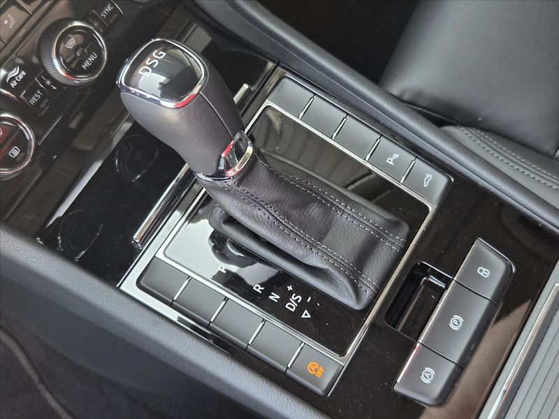 Škoda Superb 2,0 TDi DSG Style Plus DPH ČR - fotka 19 z 25