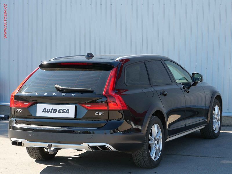 Volvo V90 (2018) 2.0 D5 4x4, Cross Country - fotka 4 z 34