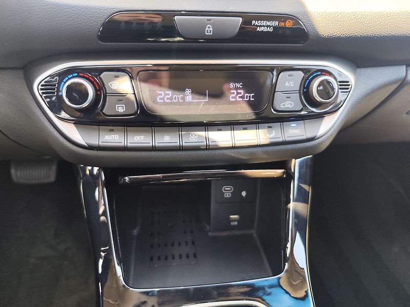 Hyundai i30 1.0 T-GDi/74kW Style DCT MHEV - fotka 21 z 36