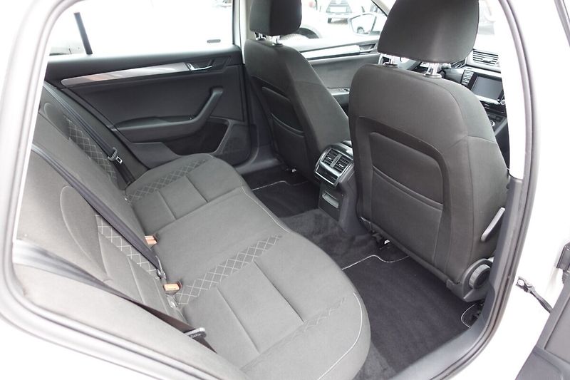 Škoda Superb 1.4 TSI 110kW Active Combi DSG - fotka 12 z 26