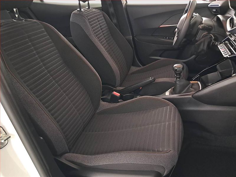 Peugeot 2008 (2023) 1.2 PureTech, ČR,1.maj - fotka 9 z 17
