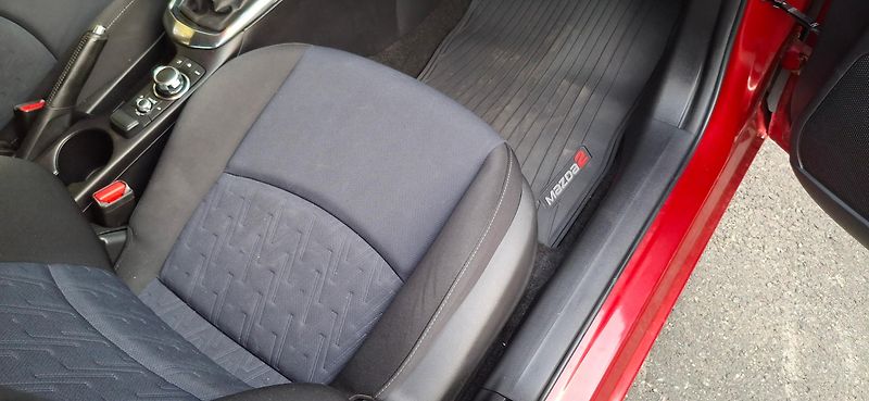 Mazda 2 1.5 66 KW výbava - fotka 36 z 41