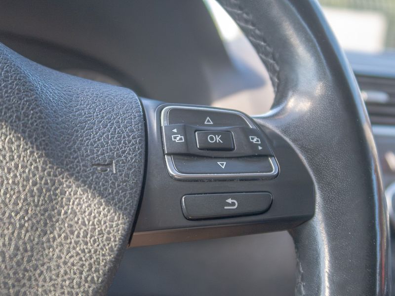 Volkswagen Touran (2014) 1.6TDI 77KW DSG NAVI – 7 SEDAD - fotka 16 z 50