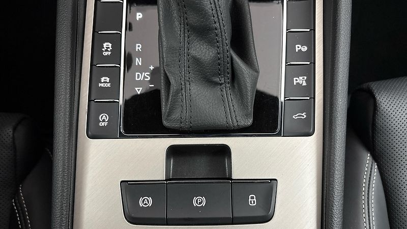 Škoda Superb 2.0 TDI DSG L&K Combi - fotka 28 z 35