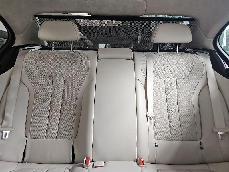 BMW Řada 7 750d xDrive - fotka 23 z 37