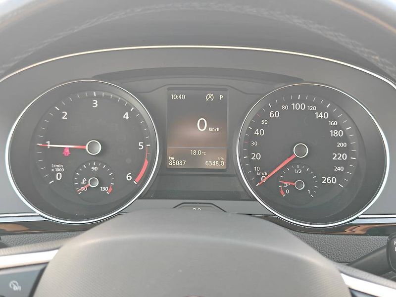 Volkswagen Passat Business  2,0TDi - fotka 13 z 23