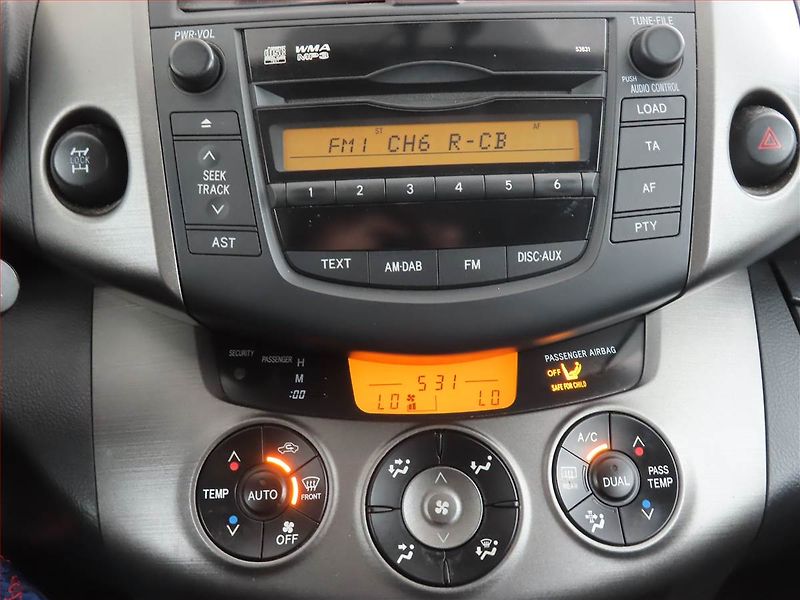 Toyota RAV4 (2011) 2.2 D-4D, 4X4, Automat - fotka 11 z 14
