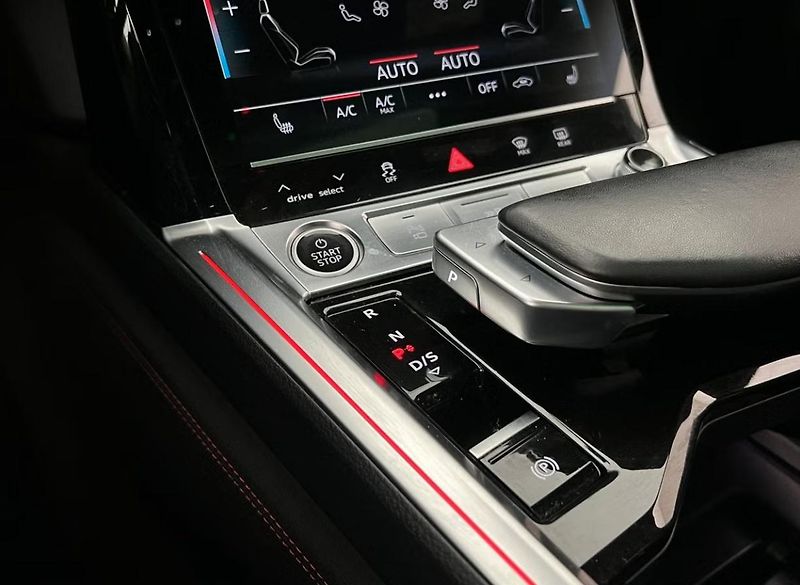 Audi Q8 e-tron 55 Q 360k Pano Matrix 4 zóny   - fotka 27 z 36