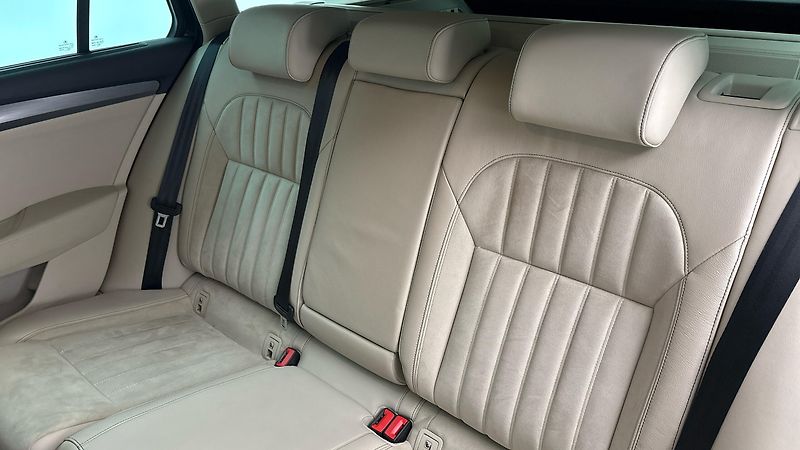 Škoda Superb 2.0 TDI DSG Style Combi - fotka 16 z 27