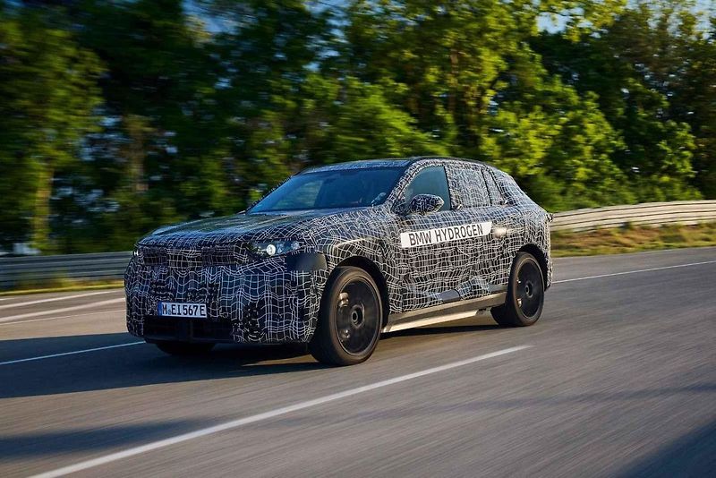 BMW iX5 Hydrogen bude první sériově vyráběné auto s vodíkovým pohonem německé automobilky.