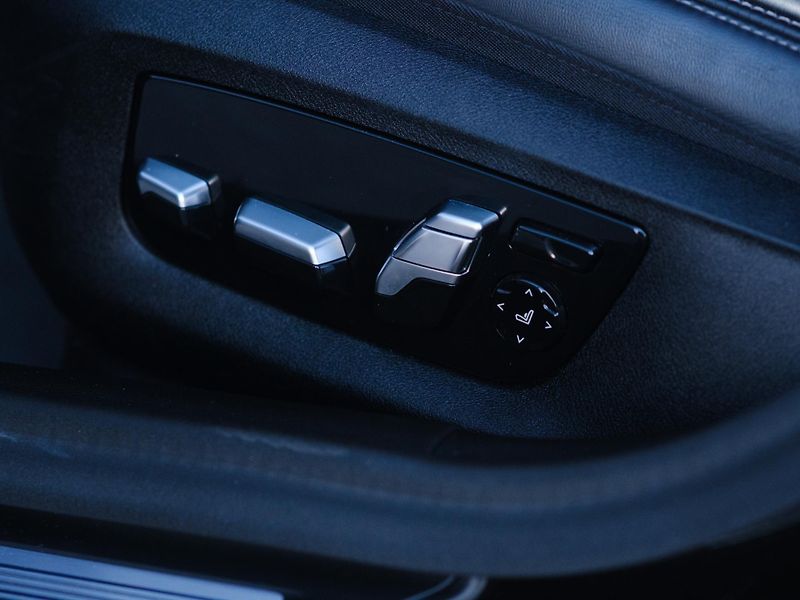 BMW Řada 5 M550i xDrive, DPH, SEDAN - fotka 37 z 46