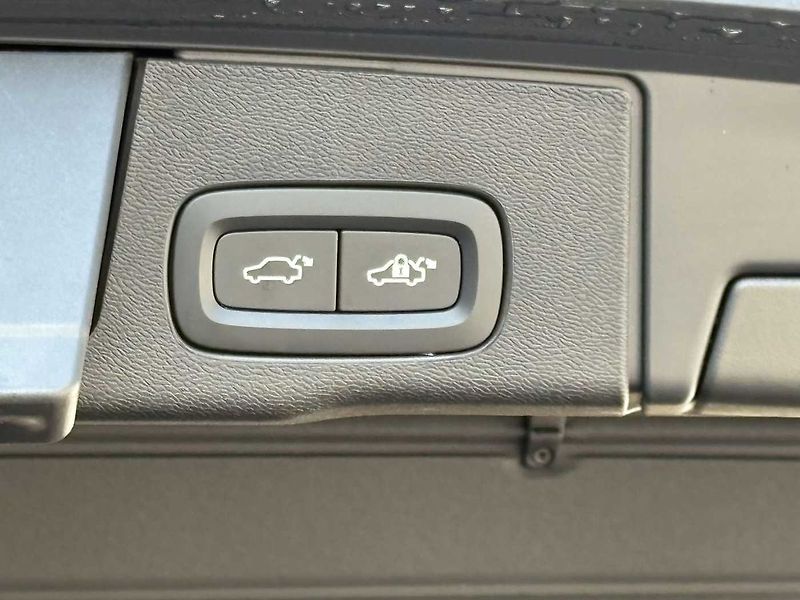 Volvo XC60 PLUS T6 AWD PHEV ACC,BLIS - fotka 19 z 22