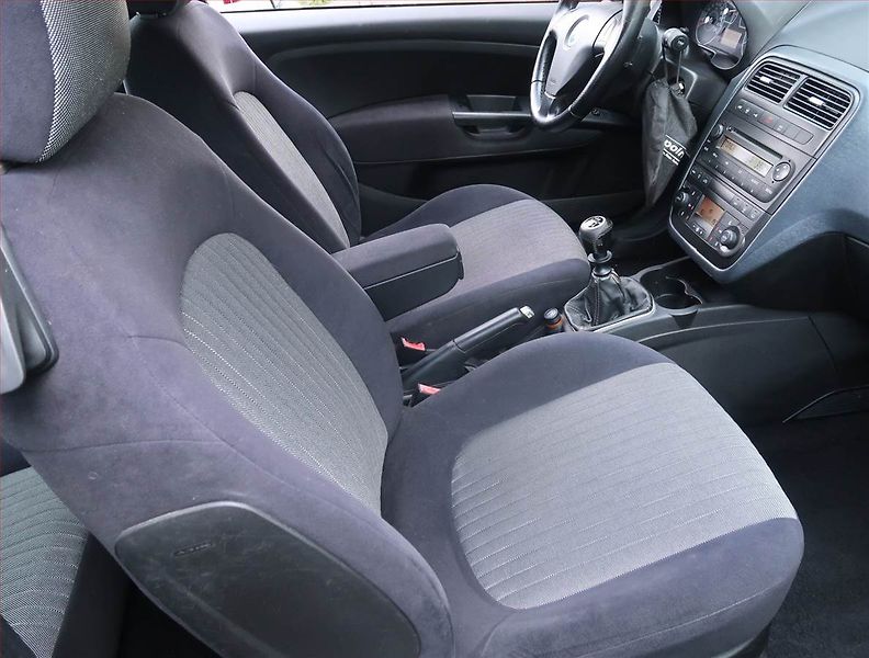 Fiat Punto (2007) 1.4, po STK, rezervace - fotka 9 z 14