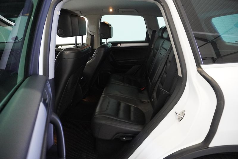 Volkswagen Touareg (2013) 3,6 V6 FSI AUTOMAT 4X4 KŮŽE - fotka 17 z 31