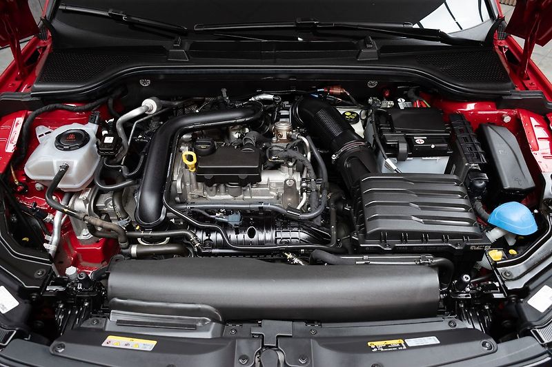 Škoda Kamiq 1.0 TSI MonteCarlo*TAŽNÉ*ČR 1M - fotka 37 z 44