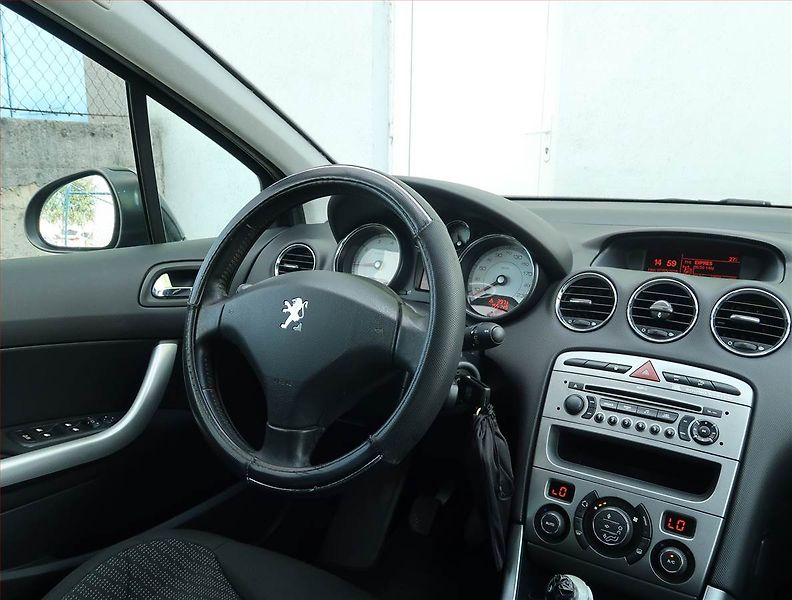 Peugeot 308 (2008) 1.6 THP, 7 míst, po STK - fotka 7 z 17