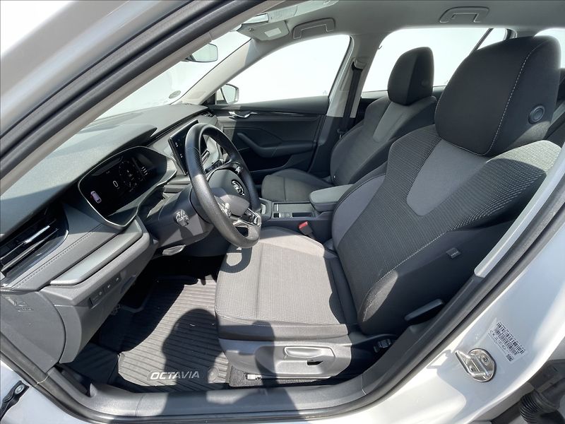 Škoda Octavia 2,0 TDI Combi Ambition Plus - fotka 4 z 24