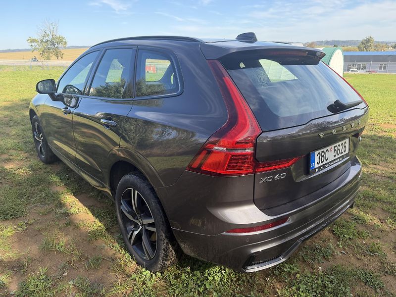 Volvo XC60 B4    R Design    ČR - fotka 7 z 31