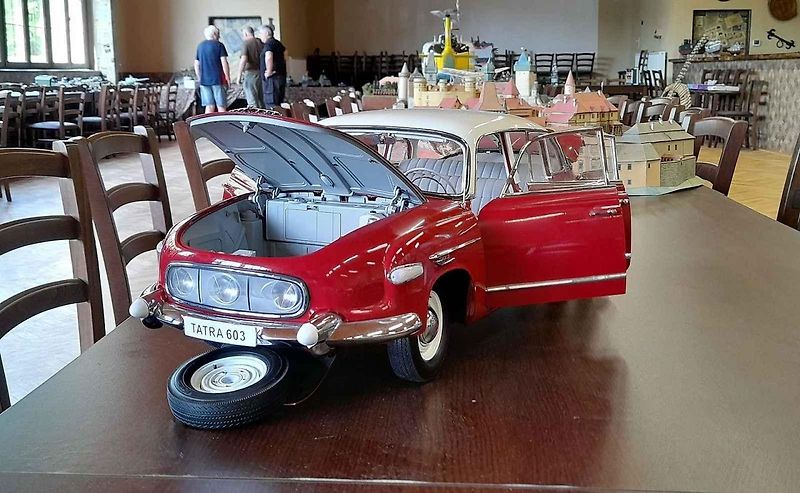 Modelář Kamil Štol s vymazlenou Tatrou 603 v měřítku 1:8. Skládal ji tři roky a vyšla ho na necelých 35 tisíc korun.