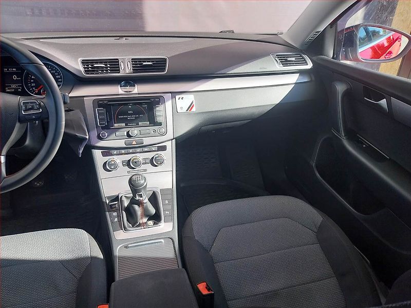 Volkswagen Passat (2015) 2.0 TDI, Navi, Xenony - fotka 8 z 17