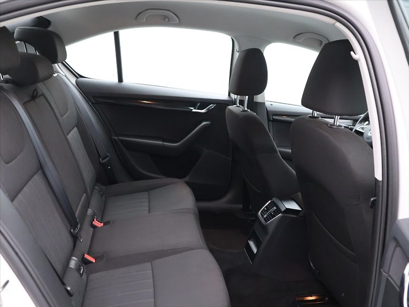 Škoda Octavia 1,6 TDI CZ Style LED Kessy - fotka 10 z 30