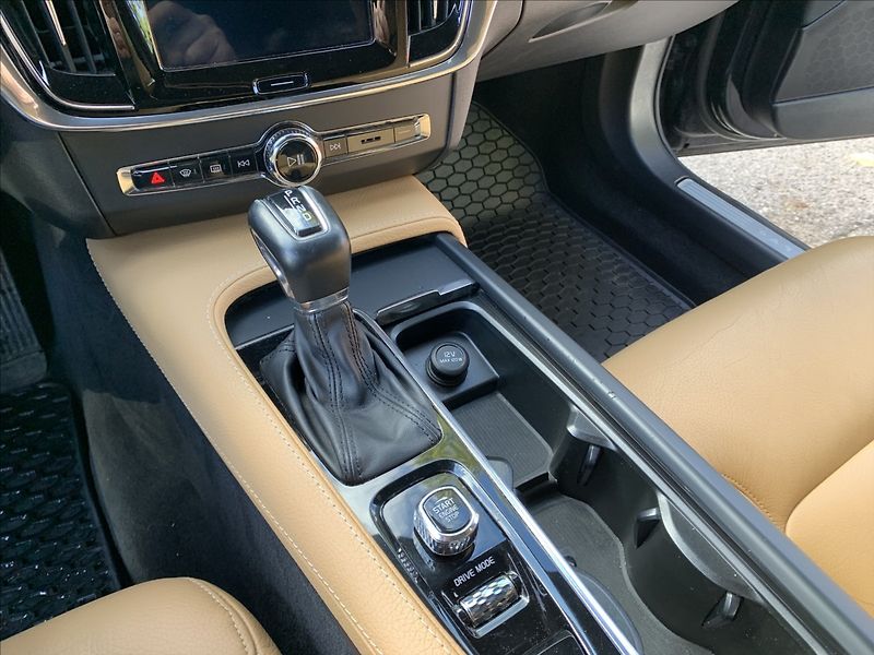 Volvo V90 2,0 D5 AWD MOMENTUM ČR,1.MAJ. - fotka 17 z 23
