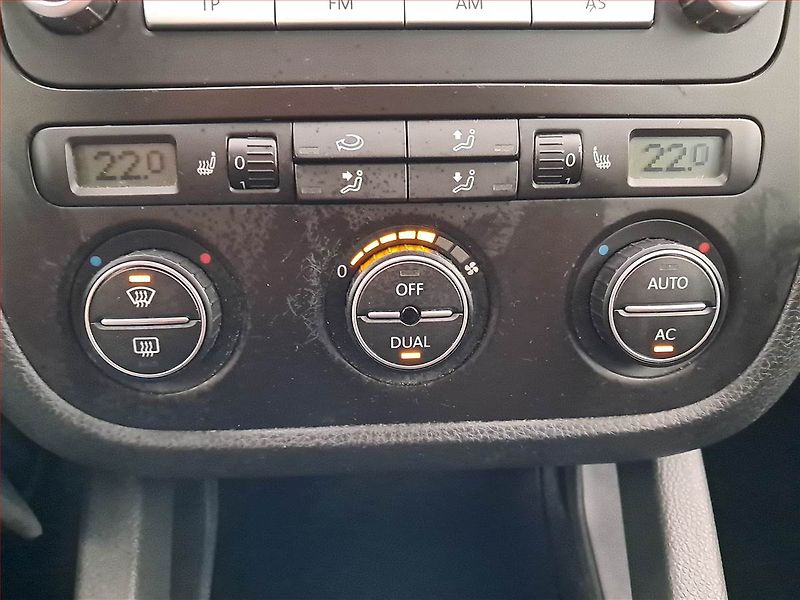 Volkswagen Golf (2007) 1.6, po STK, slušný stav - fotka 16 z 17