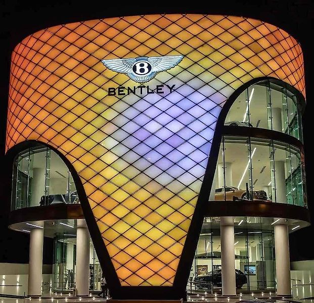 Bentley v Dubaji otevřelo svůj největší showroom.