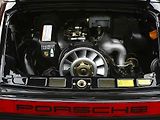 PORSCHE MNOHA PODOB A BAREV. Automobily Porsche přilákaly na výstaviště stovky lidí, kteří obdivovali jejich rozmanitost a nádheru. Pro mnohé z nich je tahle značka srdeční záležitostí.