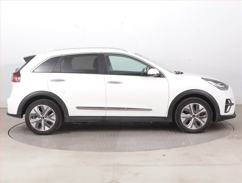Kia e-Niro (2020) 64 kWh, SoH 100% - fotka 6 z 19