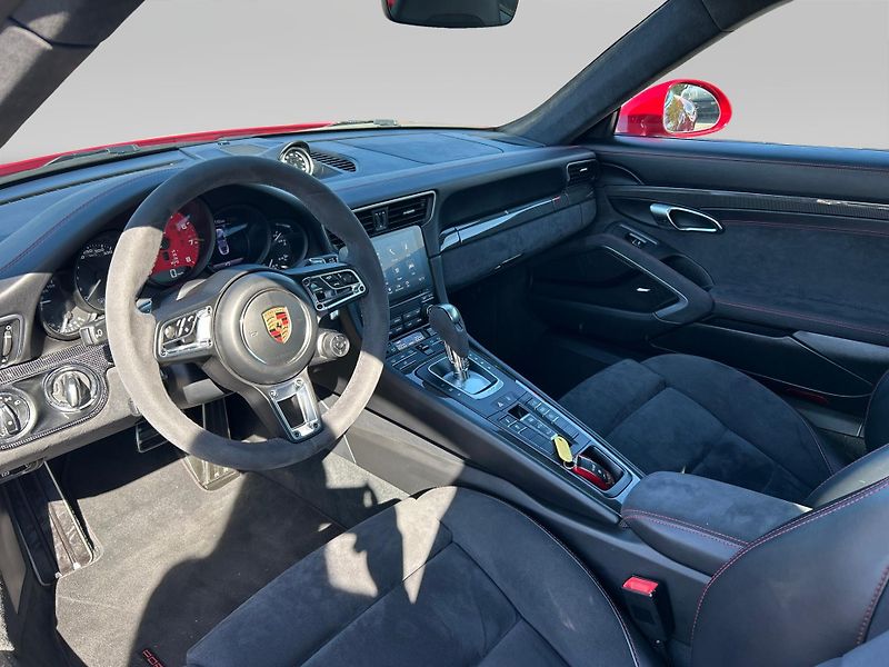 Porsche 911 Carrera 4 GTS Coupe - fotka 17 z 29