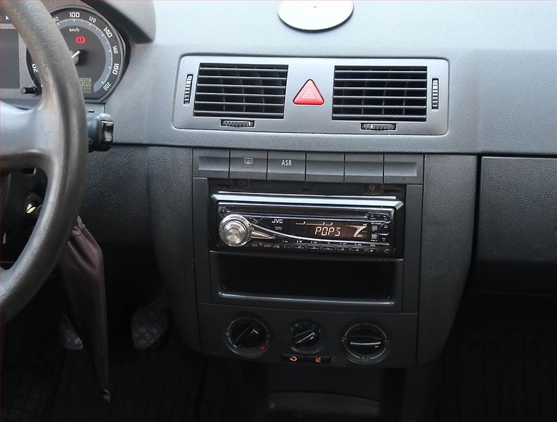 Škoda Fabia (2005) 1.2 12V, Tažné, Klima - fotka 12 z 14