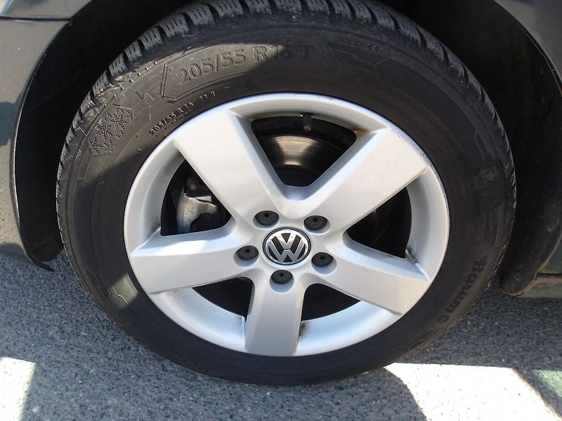 Volkswagen Golf 1,6TDi 77kW - fotka 21 z 26