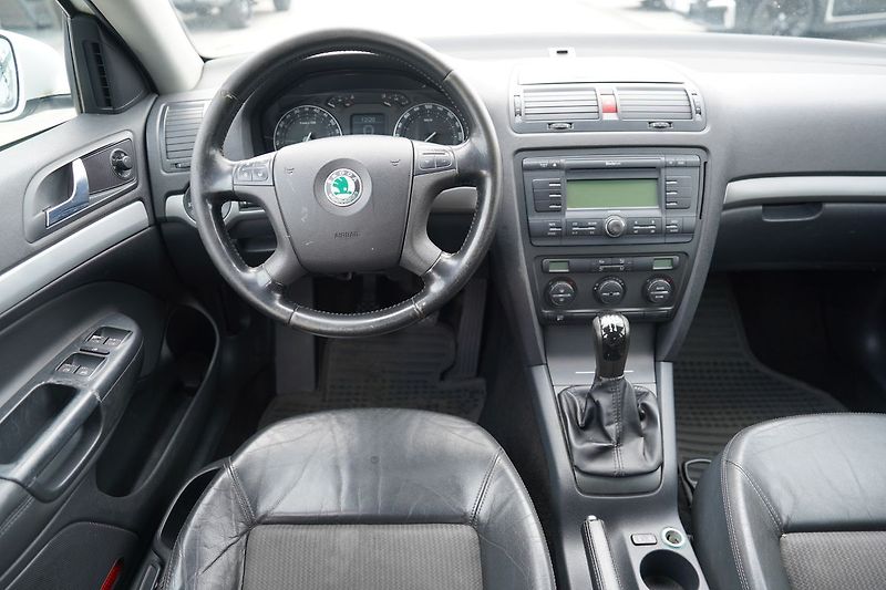 Škoda Octavia 1.6 FSI/116PS/Elegance/kůže/ČR - fotka 29 z 39