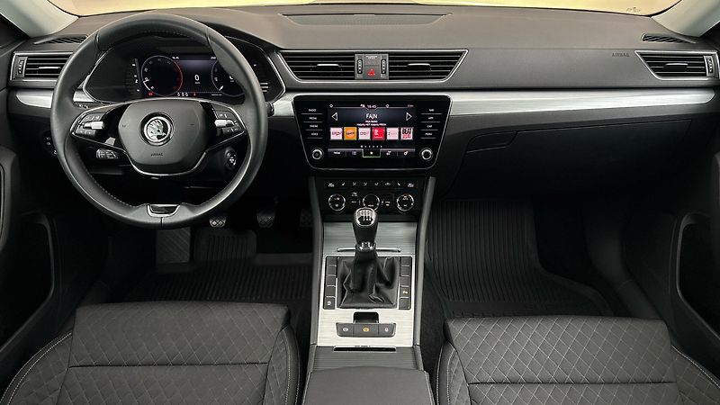 Škoda Superb 2.0 TDI Ambition Combi - fotka 8 z 24