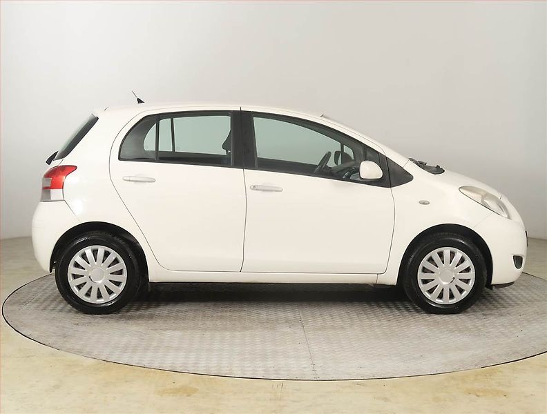 Toyota Yaris (2010) 1.0 VVT-i, Serv.kniha - fotka 6 z 15