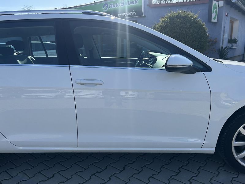Volkswagen Golf Variant 2,0TDi Highline NAVI LEDMATRIX - fotka 15 z 69