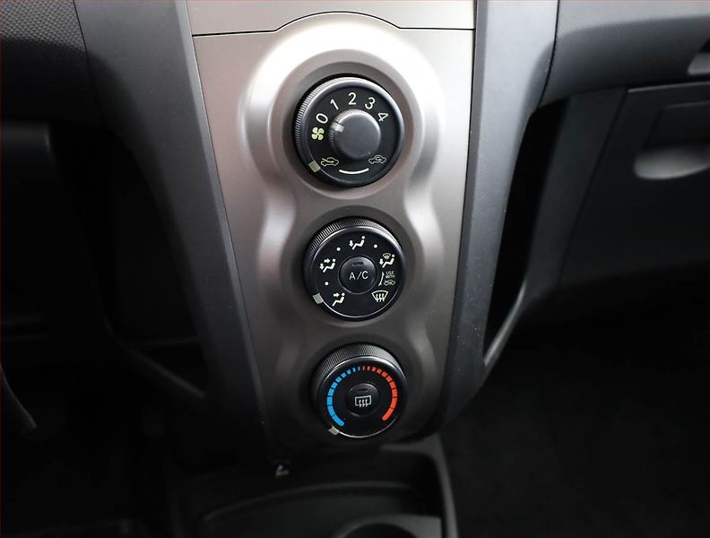 Toyota Yaris (2009) 1.0 VVT-i, ČR,1.maj - fotka 11 z 15