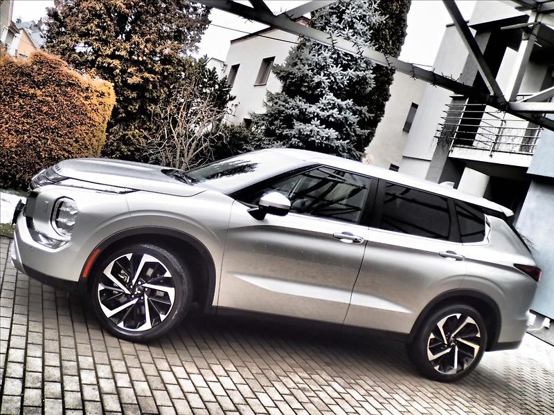 Mitsubishi Outlander 2,4 7míst, intense - fotka 6 z 70