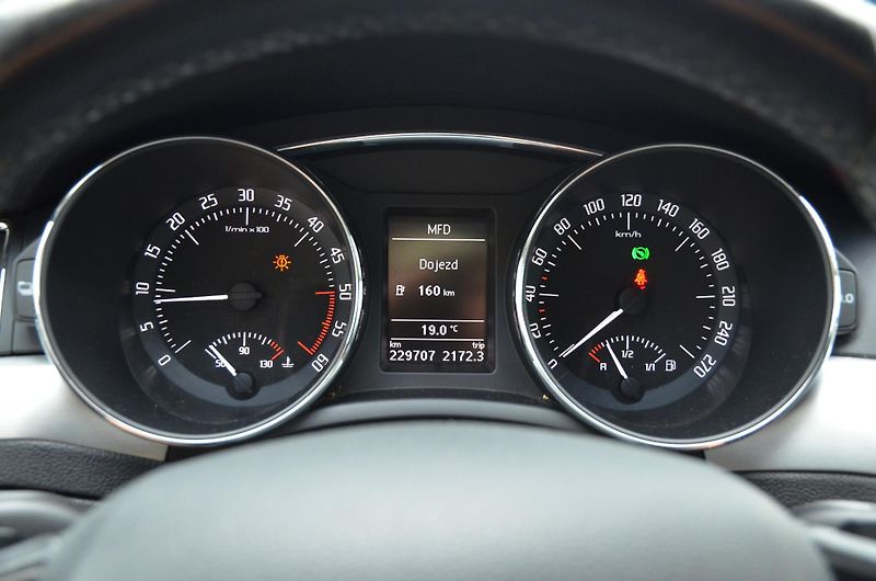Škoda Superb (2015) 2.0 TDi DSG 4x4 WEBASTO /TAŽNÉ - fotka 27 z 38