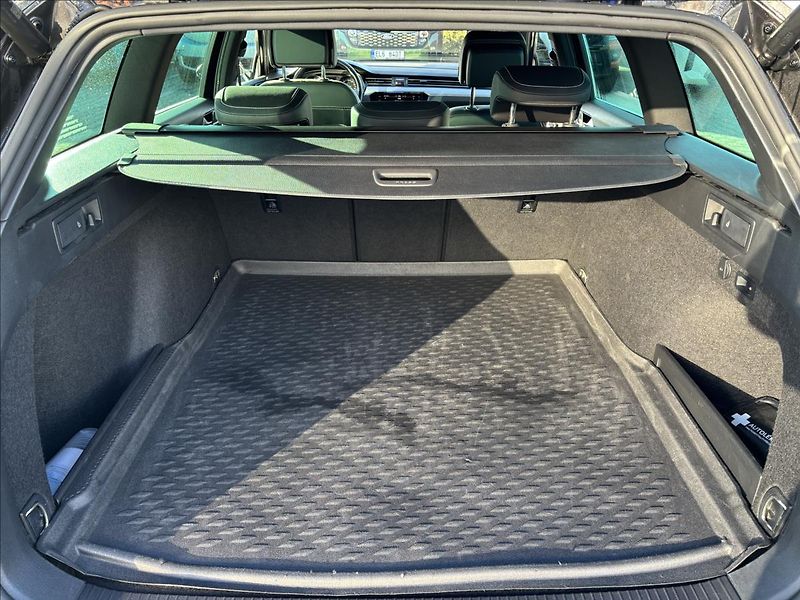 Volkswagen Passat 2,0 TDI 147kW Elegance DSG - fotka 10 z 46