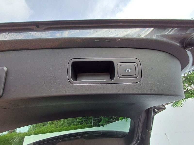 MG MGS9 Premium 1.5 TGI PHEV 220 kW - fotka 31 z 32