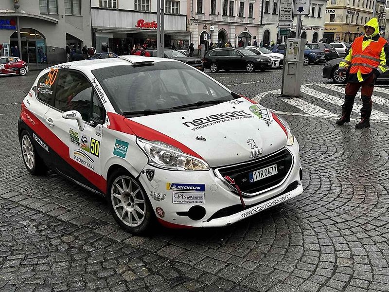 Tragédie, která se odehrála v rámci 58. ročníku Rallye Šumava, kdy po nehodě zemřela navigátorka Alena Krejčíková (41), nezasáhla jen příznivce rallye, ale její kamarády, jelikož byla na Klatovsku doma.