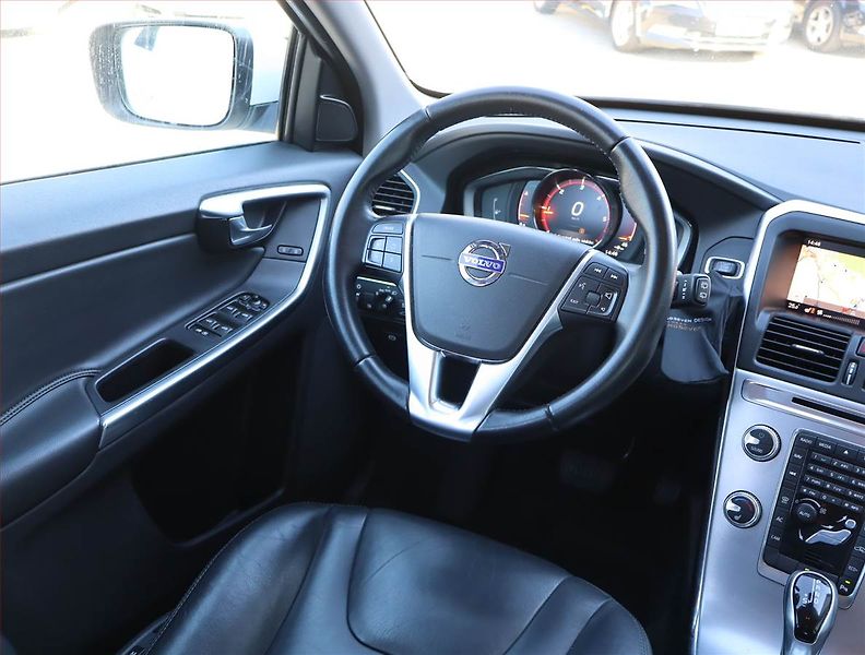 Volvo XC60 (2017) D4, Automat, Kůže, Navi - fotka 7 z 19