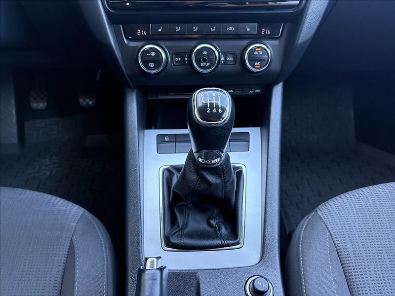 Škoda Octavia 2,0 ČR 1. maj. servis 6 MT - fotka 14 z 25