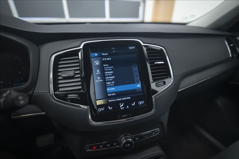 Volvo XC90 2,0 B5 AWD INSCRIPTION 7 MÍST - fotka 28 z 47